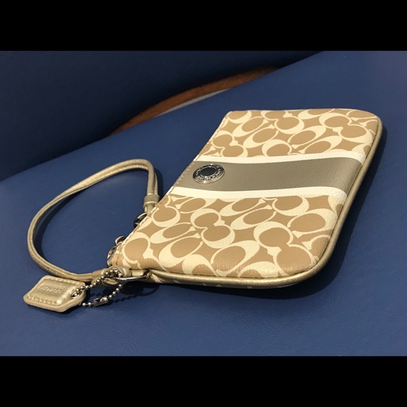 Coach beige/cream/gold sig C leather wristlet - Picture 11 of 15